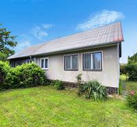 ‼️ RODINNÝ DOM V TICHEJ LOKALITE NA PREDAJ, NOVÁKY okr. PRIEVIDZA ‼️ - Rodinný dom v Novákoch so záhradou, trávnikom a okrasnými kríkmi.