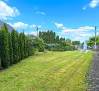 ‼️ RODINNÝ DOM V TICHEJ LOKALITE NA PREDAJ, NOVÁKY okr. PRIEVIDZA ‼️ - Záhradná plocha rodinného domu v Prievidzi so starostlivo udržiavaným trávnikom a živým plotom.