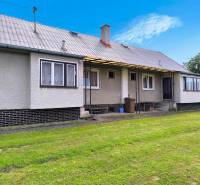 ‼️ RODINNÝ DOM V TICHEJ LOKALITE NA PREDAJ, NOVÁKY okr. PRIEVIDZA ‼️ - Rodinný dom v Novákoch s veľkou trávnatou plochou a jednoduchou architektúrou.