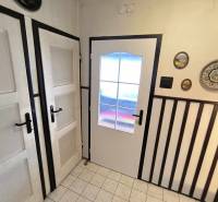 ‼️ RODINNÝ DOM V TICHEJ LOKALITE NA PREDAJ, NOVÁKY okr. PRIEVIDZA ‼️ - Interiér rodinného domu s bielymi dverami, dekoráciami na stene a dlažbou.