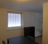 Sklad na prenájom o ploche 288 m2-438 m2 + kancelárie a vzorkovňa - Kancelársky priestor so stolom a regálom, Sklady a haly, svetlá atmosféra.