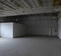 Sklad na prenájom o ploche 288 m2-438 m2 + kancelárie a vzorkovňa - Priemyselný interiér skladu s vysokým stropom a betónovou podlahou.