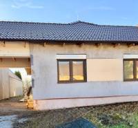 NOVOSTAVBA  ATRAKTÍVNY 4 I RODINNÝ DOM,650m2 pozemok - Rodinný dom v Cíferi s neomietnutou fasádou a hnedou strešnou krytinou.