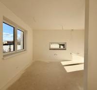 NOVOSTAVBA  ATRAKTÍVNY 4 I RODINNÝ DOM,650m2 pozemok - Interiér rodinného domu bez podlahy a s oknami na slnečnej strane.