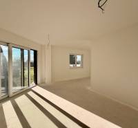 NOVOSTAVBA  ATRAKTÍVNY 4 I RODINNÝ DOM,650m2 pozemok - Priestranná miestnosť s veľkými oknami a výhľadom v rodinnom dome.