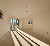 NOVOSTAVBA  ATRAKTÍVNY 4 I RODINNÝ DOM,650m2 pozemok - Priestranná miestnosť v rodinnom dome s veľkými oknami a záhradným výhľadom.