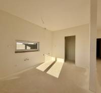 NOVOSTAVBA  ATRAKTÍVNY 4 I RODINNÝ DOM,650m2 pozemok - Priestranná nevybavená miestnosť v rodinnom dome s oknom a dverami bez podlahy.