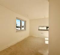 NOVOSTAVBA  ATRAKTÍVNY 4 I RODINNÝ DOM,650m2 pozemok - Prázdna izba s dvojitým oknom a betónovou podlahou v rodinnom dome.