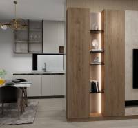 NOVOSTAVBA  ATRAKTÍVNY 4 I RODINNÝ DOM,650m2 pozemok - Jedálenský kút s kuchyňou v rodinnom dome s podlahou s dreveným dekorom.