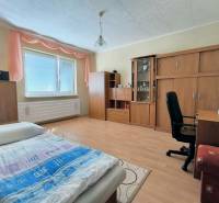 ‼️RODINNÝ DOM S KRÁSNYM POZEMKOM NA PREDAJ,KOLAČNO okr. PARTIZÁNSKE ‼️ - Spálňa v rodinnom dome s podlahou s dreveným dekorom, nábytkom a posteľou.