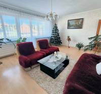 ‼️RODINNÝ DOM S KRÁSNYM POZEMKOM NA PREDAJ,KOLAČNO okr. PARTIZÁNSKE ‼️ - Obývačka v rodinnom dome s pohovkou, kobercom, rastlinami, obrazom a podlahou s dreveným dekorom.