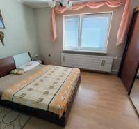 ‼️RODINNÝ DOM S KRÁSNYM POZEMKOM NA PREDAJ,KOLAČNO okr. PARTIZÁNSKE ‼️ - Spálňa v rodinnom dome s posteľou, skriňou a podlahou s dreveným dekorom.