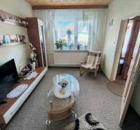 ‼️RODINNÝ DOM S KRÁSNYM POZEMKOM NA PREDAJ,KOLAČNO okr. PARTIZÁNSKE ‼️ - Obývacia izba v rodinnom dome s kobercom, televízorom a skleneným stolíkom.