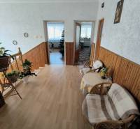 ‼️RODINNÝ DOM S KRÁSNYM POZEMKOM NA PREDAJ,KOLAČNO okr. PARTIZÁNSKE ‼️ - Interiér rodinného domu so schodiskom, podlahou s dreveným dekorom a priestornou predsieňou.