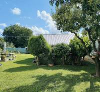 ‼️RODINNÝ DOM S KRÁSNYM POZEMKOM NA PREDAJ,KOLAČNO okr. PARTIZÁNSKE ‼️ - Záhrada rodinného domu v Partizánskom s udržiavaným trávnikom, stromami a zátiším na posedenie.