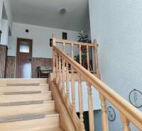 ‼️RODINNÝ DOM S KRÁSNYM POZEMKOM NA PREDAJ,KOLAČNO okr. PARTIZÁNSKE ‼️ - Rodinný dom s dreveným schodiskom, obloženie stenou a dekoráciou.