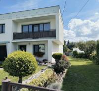 ‼️RODINNÝ DOM S KRÁSNYM POZEMKOM NA PREDAJ,KOLAČNO okr. PARTIZÁNSKE ‼️ - Rodinný dom v Partizánskom obklopený záhradou s drevinami a zeleným trávnikom.