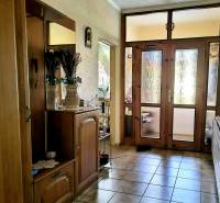 ‼️RODINNÝ DOM S KRÁSNYM POZEMKOM NA PREDAJ,KOLAČNO okr. PARTIZÁNSKE ‼️ - Chodba v rodinnom dome so zrkadlom, dekoráciami a presklenými dverami.