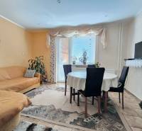 ‼️RODINNÝ DOM S KRÁSNYM POZEMKOM NA PREDAJ,KOLAČNO okr. PARTIZÁNSKE ‼️ - Obývacia izba rodinného domu s jedálenským stolom, gaučom a televízorom na polici.