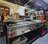 Odstúpenie prenájmu zabehnutej street food reštaurácie – centrum Trnav - Kuchynské gastro priestory s nerezovým vybavením a digestorom.