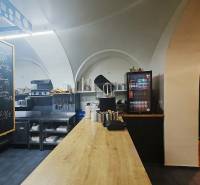 Odstúpenie prenájmu zabehnutej street food reštaurácie – centrum Trnav - Interiér gastro priestoru s podlahou s dreveným dekorom, pracovnou doskou a nápojovým chladením.