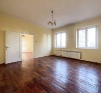 Exkluzívne | Na predaj 5i byt s garážou a záhradou v centre Ružomberka - Priestranná izba s podlahou s dreveným dekorom a dvomi veľkými oknami.