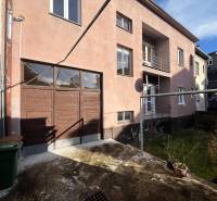 Exkluzívne | Na predaj 5i byt s garážou a záhradou v centre Ružomberka - Exteriér bytového domu na Medveckého ulici v Ružomberku s garážou a dvorom.