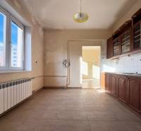 Exkluzívne | Na predaj 5i byt s garážou a záhradou v centre Ružomberka - Kuchyňa v 5 a viac izbovom byte s dreveným dekorom a veľkým oknom.