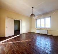 Exkluzívne | Na predaj 5i byt s garážou a záhradou v centre Ružomberka - Izba v 5 a viac izbovom byte s podlahou s dreveným dekorom a veľkými oknami.