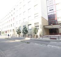 ŠIKOVNÁ GARSÓNKA na PRENÁJOM v CENTRE MESTA na BEZRUČOVEJ ul. - Budova na Bezručovej ulici v Bratislave - Starom Meste s rampou a stromami.