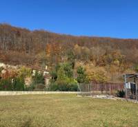 Na predaj veľký stavebný pozemok v atraktívnej štvrti Marianky - Trávnatý pozemok pri lese na Karpatskej ulici v Marianke, vhodný na bývanie.