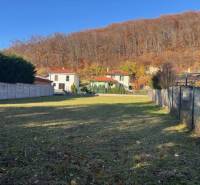 Na predaj veľký stavebný pozemok v atraktívnej štvrti Marianky - Pozemky - bývanie na Karpatskej ulici v Marianke so zeleňou a susediacimi domami.