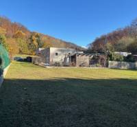 Na predaj veľký stavebný pozemok v atraktívnej štvrti Marianky - Trávnatý pozemok na Karpatskej ulici v Marianke, obklopený modernou architektúrou a prírodou.