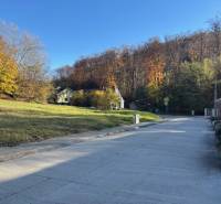 Na predaj veľký stavebný pozemok v atraktívnej štvrti Marianky - Pokojná ulica na Karpatskej v Marianke, obklopená zeleňou, ideálna pre pozemky - bývanie.