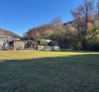 Na predaj veľký stavebný pozemok v atraktívnej štvrti Marianky - Trávnatý pozemok na Karpatskej ulici v Marianke, obklopený lesmi, vhodný na bývanie.