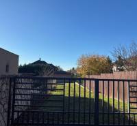 Na predaj veľký stavebný pozemok v atraktívnej štvrti Marianky - Plot na Karpatskej ulici v Marianke obklopuje pozemky - bývanie so zeleným trávnikom.