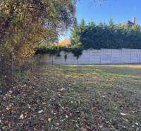 Na predaj veľký stavebný pozemok v atraktívnej štvrti Marianky - Trávnatý pozemok na Karpatskej ulici v Marianke, vhodný pre bývanie.