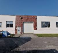 Hala na prenájom Martin, s dobrým napojením na diaľnicu - Sklady a haly v Martine so svetlou fasádou a tehlovým obkladom.