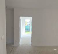 4 izbový BUNGALOV novostavba (VYSTAVBA) Piešťany, kvalitné prevedenie - Rodinný dom so svetlou miestnosťou, bielymi stenami a veľkými oknami na záhradu.