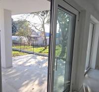 4 izbový BUNGALOV novostavba (VYSTAVBA) Piešťany, kvalitné prevedenie - Okná a dvere v Rodinnom dome vedúce na terasu, výhľad na záhradu.