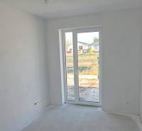 4 izbový BUNGALOV novostavba (VYSTAVBA) Piešťany, kvalitné prevedenie - Biela miestnosť v rodinnom dome s veľkým oknom a výhľadom na záhradu.