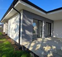 4 izbový BUNGALOV novostavba (VYSTAVBA) Piešťany, kvalitné prevedenie - Rodinný dom v Piešťanoch s terasou a záhradou, ohraničenou zeleným plotom.