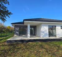 4 izbový BUNGALOV novostavba (VYSTAVBA) Piešťany, kvalitné prevedenie - Rodinný dom v Piešťanoch s terasou a zelenou záhradou.