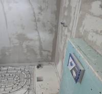 4 izbový BUNGALOV novostavba (VYSTAVBA) Piešťany, kvalitné prevedenie - Inštalácia podlahového kúrenia v kúpeľni rodinného domu.