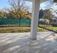 4 izbový BUNGALOV novostavba (VYSTAVBA) Piešťany, kvalitné prevedenie - Rodinný dom v Piešťanoch so záhradou, oplotený dvor s trávnikom a stromami na pozemku.