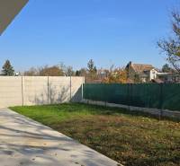 4 izbový BUNGALOV novostavba (VYSTAVBA) Piešťany, kvalitné prevedenie - Záhrada rodinného domu v Piešťanoch s trávnikom, betónovou terasou a oplotením.