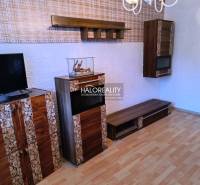 REZERVOVANÉ - Predaj, trojizbový byt Krompachy, Slov... - Obývacia izba v 3-izbovom byte s televízorom a podlahou s dreveným dekorom.