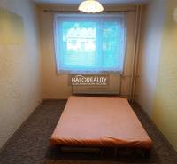 REZERVOVANÉ - Predaj, trojizbový byt Krompachy, Slov... - Jednoduchá spálňa s posteľou a oknom v 3-izbovom byte.