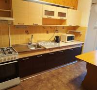 REZERVOVANÉ - Predaj, trojizbový byt Krompachy, Slov... - Kuchyňa v 3-izbovom byte s plynovým sporákom a podlahou s dreveným dekorom.