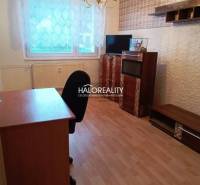 REZERVOVANÉ - Predaj, trojizbový byt Krompachy, Slov... - Izba s podlahou s dreveným dekorom, kancelárskym stolom a policami v 3-izbovom byte.